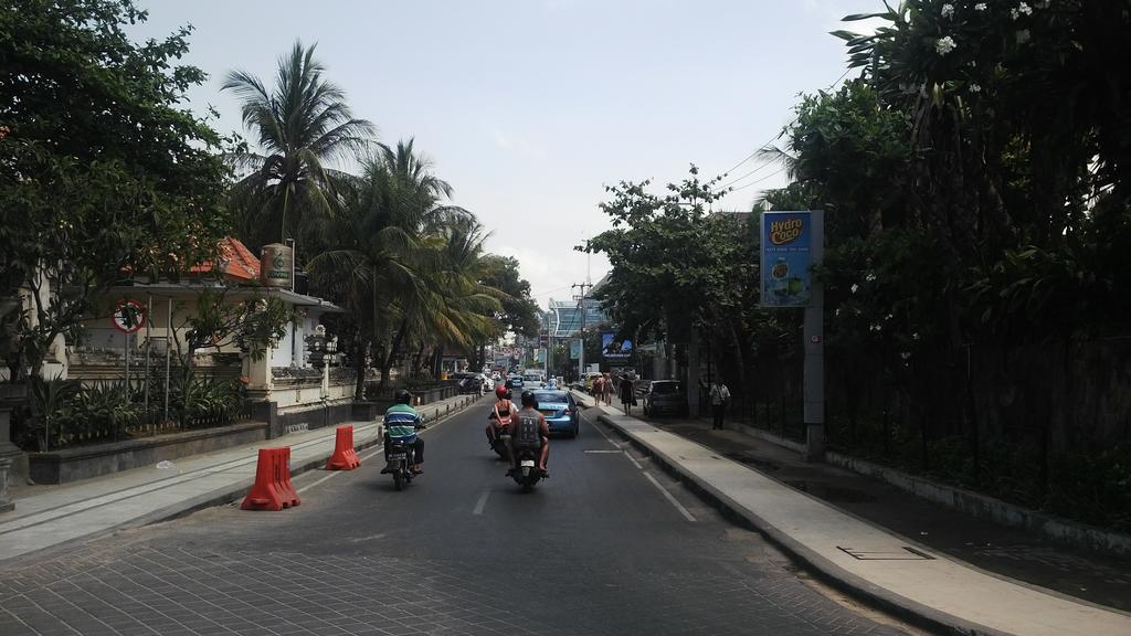 Amazing Kuta Hotel Exterior photo