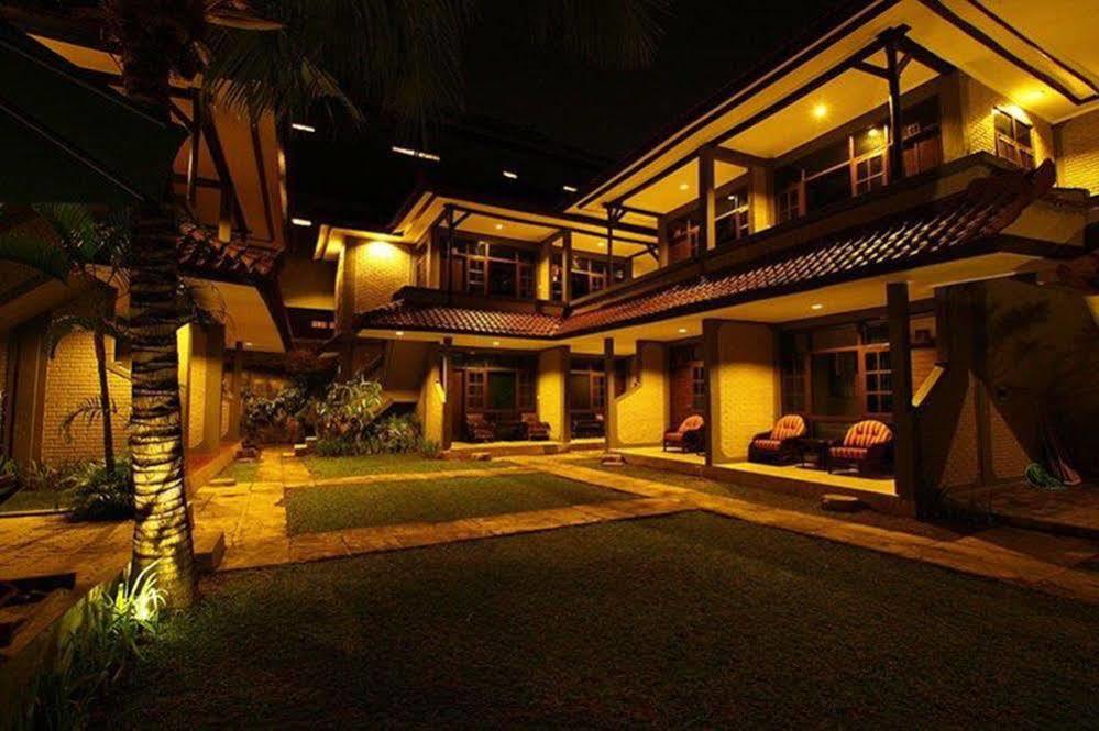 Amazing Kuta Hotel Exterior photo